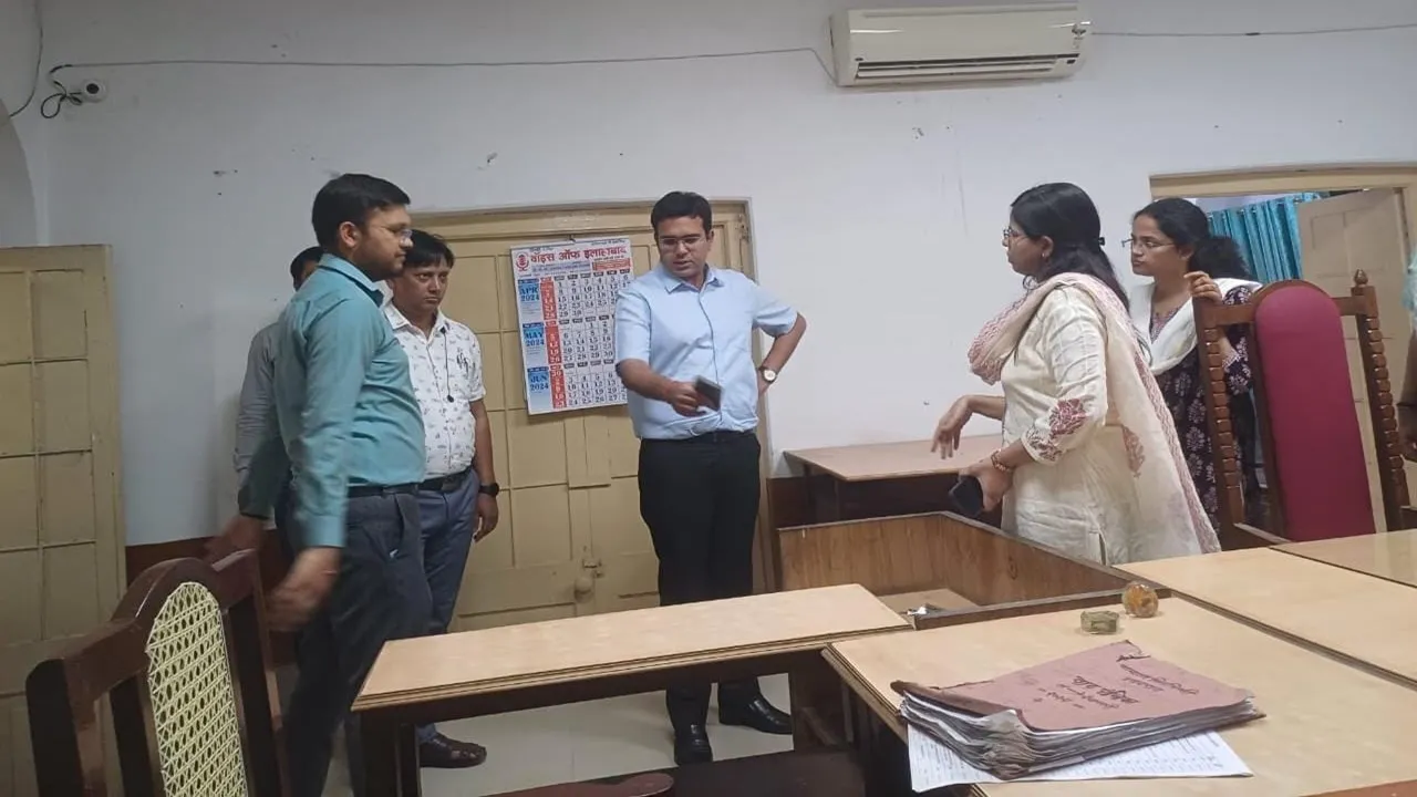 प्रयागराज: जिला निर्वाचन अधिकारी ने नामांकन कक्ष का किया निरीक्षण, दिए निर्देश