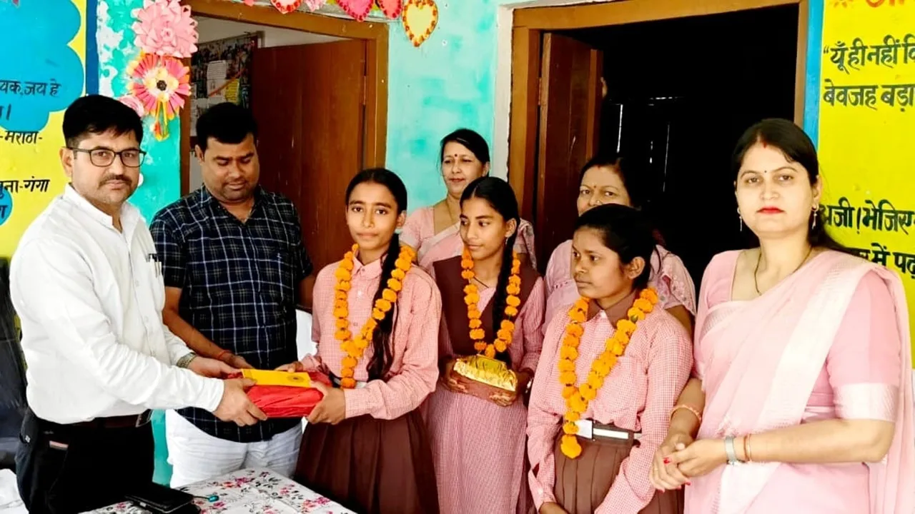 अयोध्या: खंड शिक्षा अधिकारी ने बच्चों को किया सम्मानित