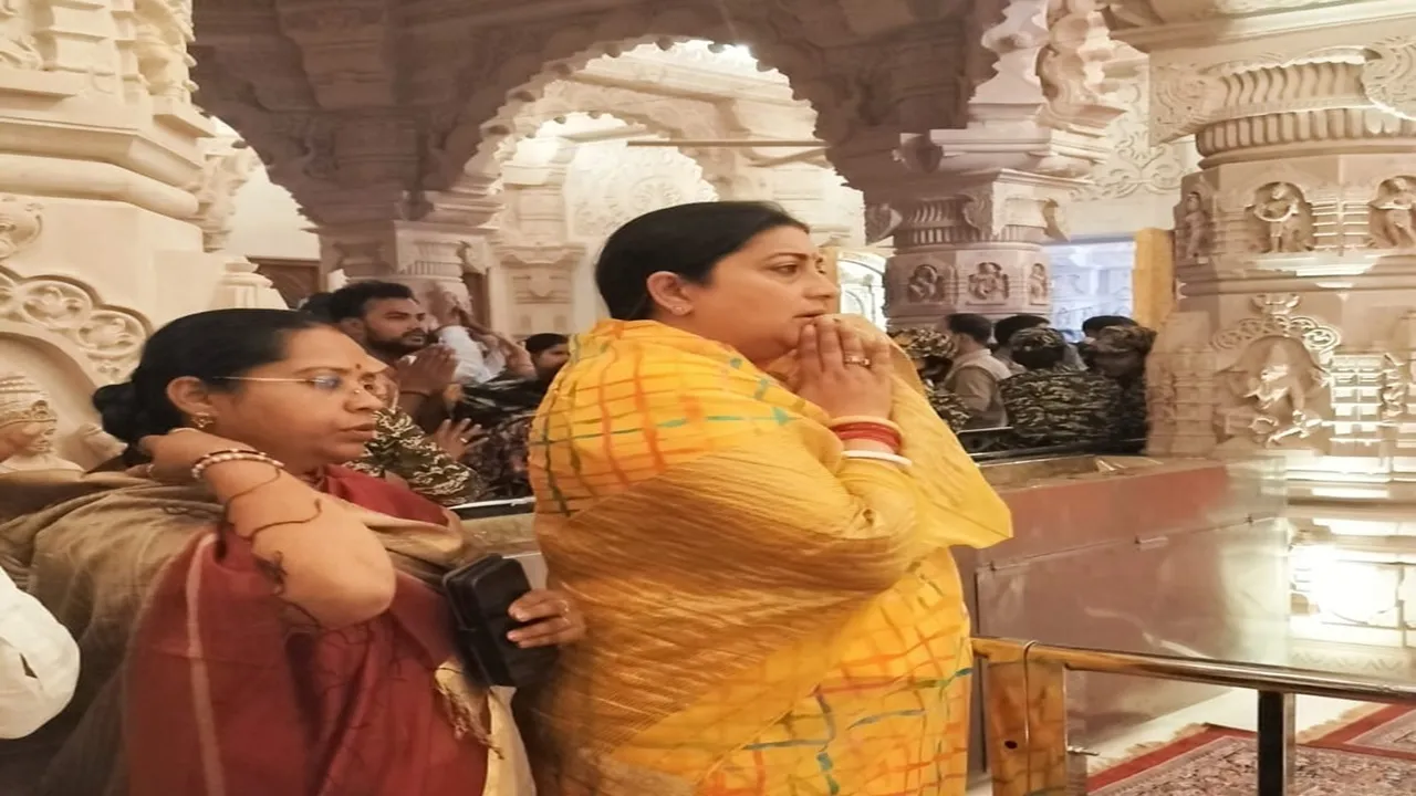 रामलला के समक्ष पांच मिनट तक हाथ जोड़े खड़ी रहीं स्मृति ईरानी, कहा- मैं अपने आप को सौभाग्यशाली समझती हूं कि.. 