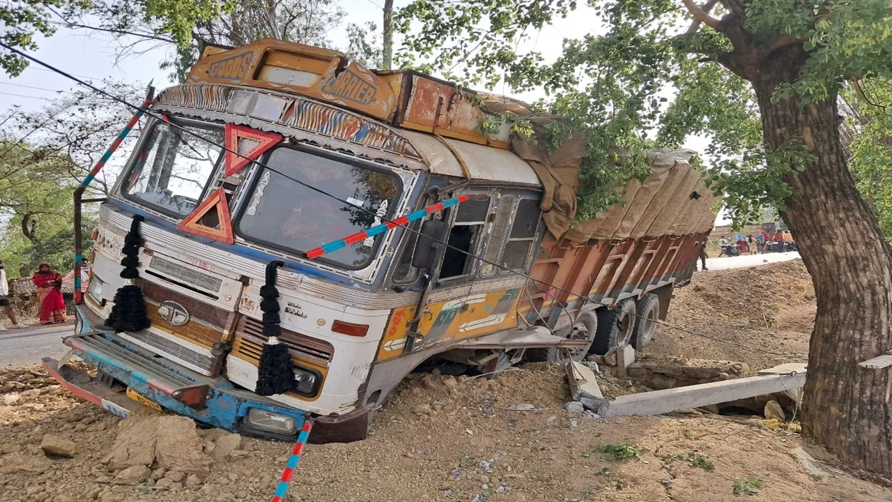 मीरजापुर: ट्रक की चपेट में आने से बाइक सवार दो लोगों की मौत, एक घायल