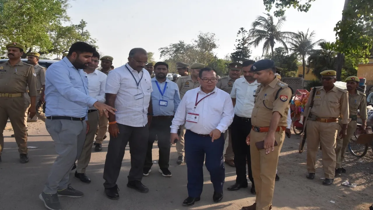 बहराइच: क्रिटिकल मतदान केंद्रों का सामान्य और पुलिस प्रेक्षक ने किया निरीक्षण
