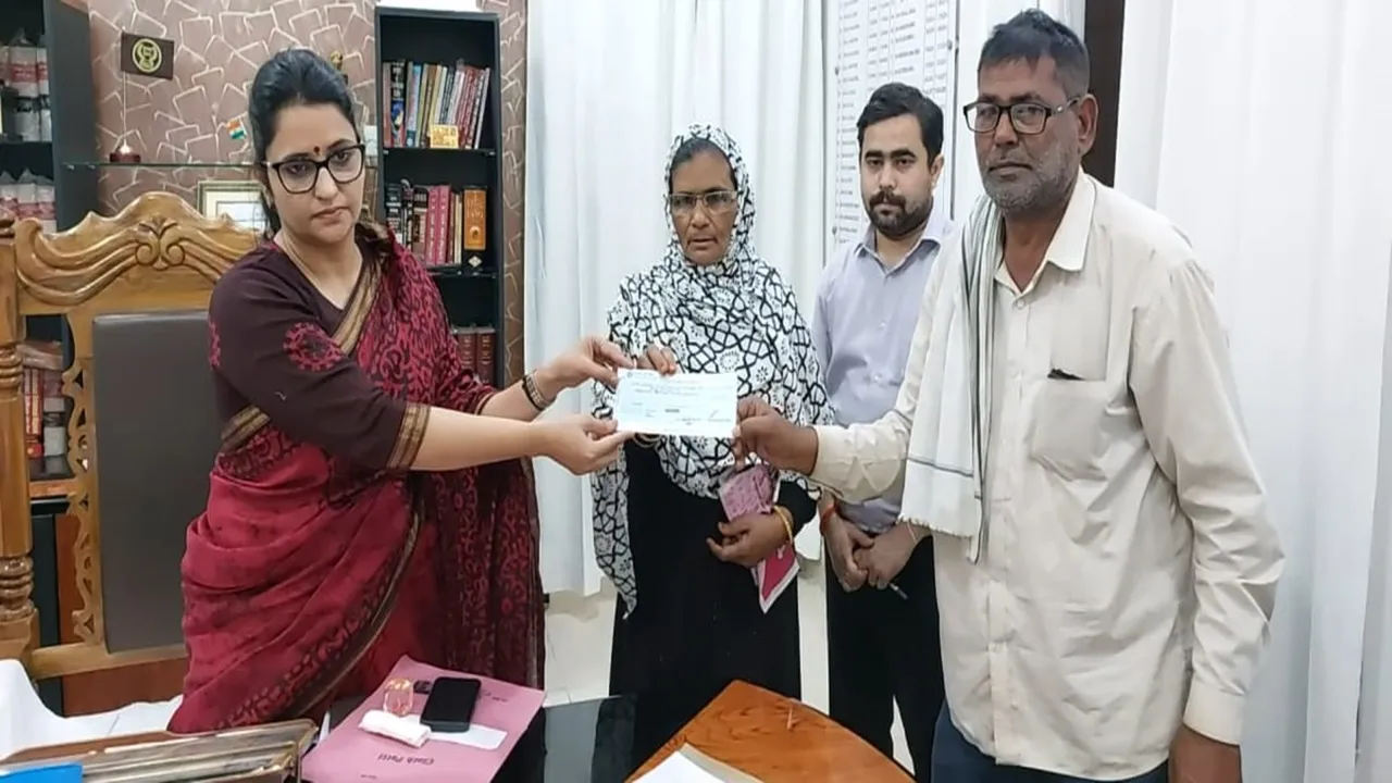 बहराइच: 46 लाख के चेक के लिए वर्षों से भटक रहे थे मृतक के माता-पिता, डीएम ने एक घंटे में दिलाया Cheque