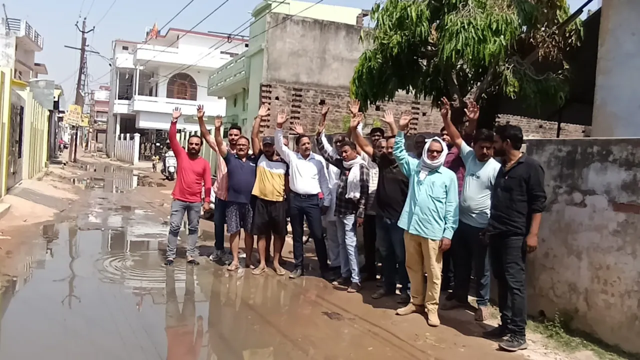 अयोध्या: हनुमतनगर में गूंजा 'नाली नहीं तो वोट नहीं' का नारा, स्थानीय लोगों चुनाव बहिष्कार पर अड़े, गली में रहेगे डटे