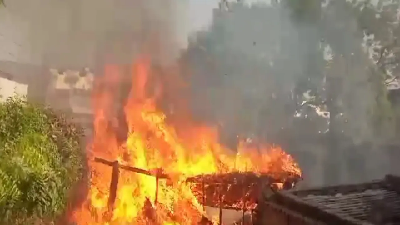 बहराइच: चूल्हे की चिंगारी से भड़की आग, तीन घर जले, बालिका झुलसी