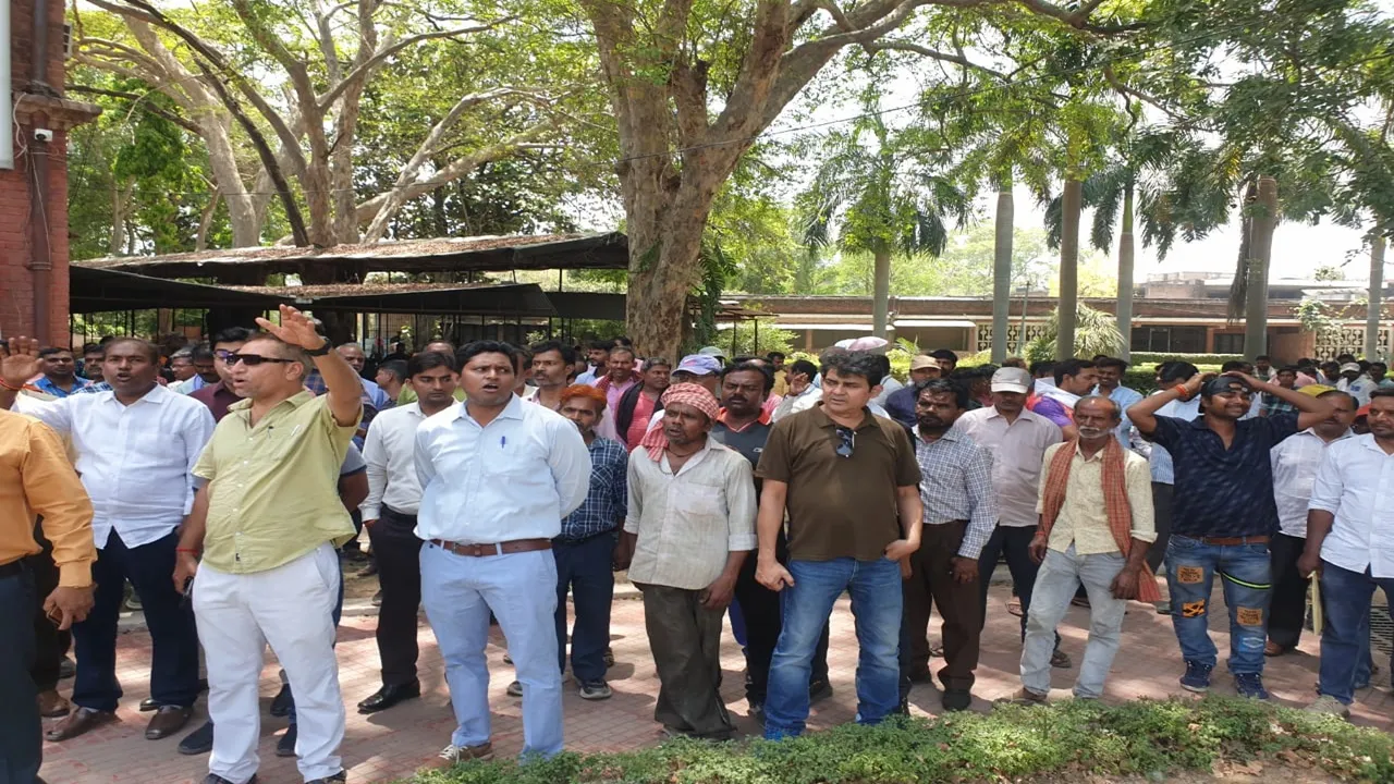 प्रयागराज: बकाया वेतन को लेकर सुआट्स कर्मचारियों ने फिर किया हंगामा, घेरा कुलपति कार्यालय 
