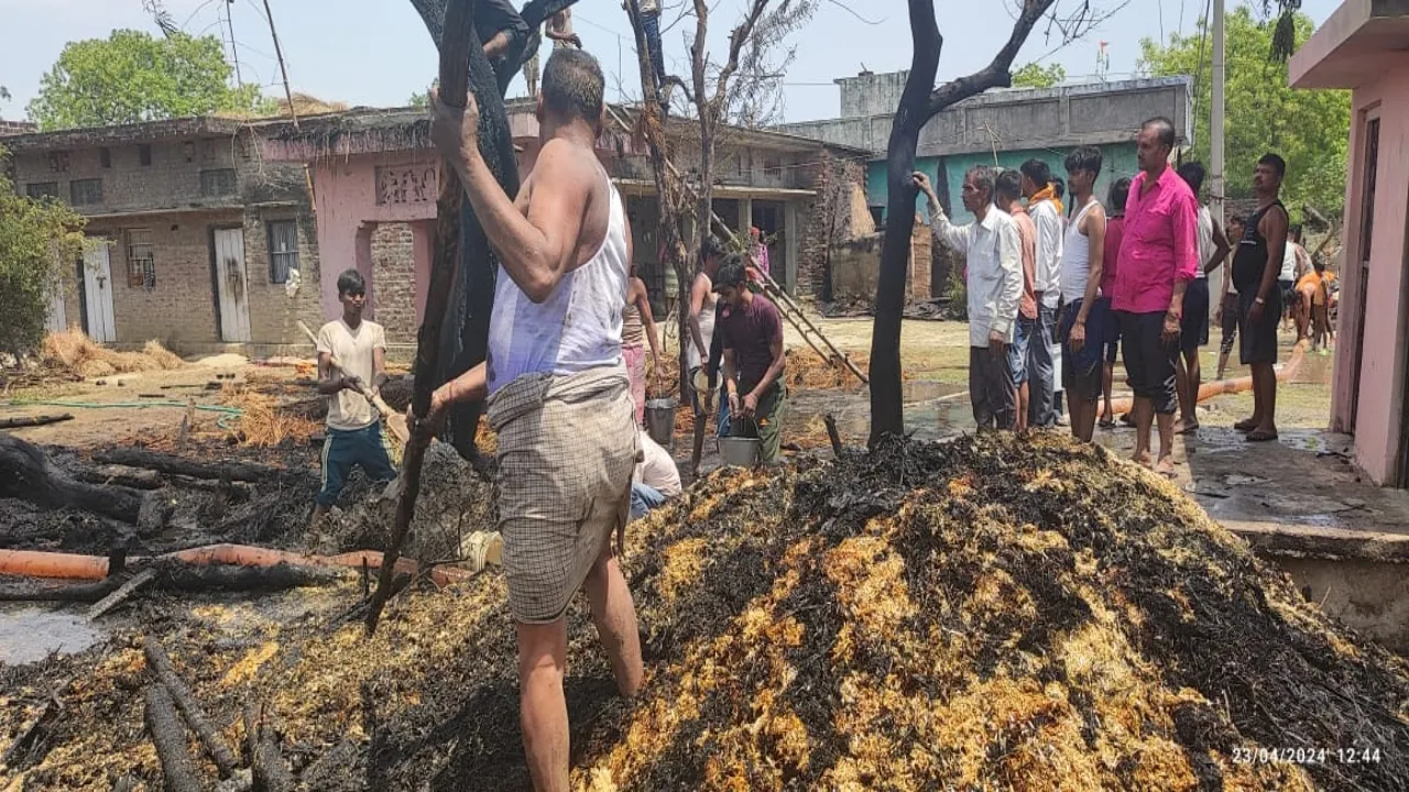 बहराइच में फूस के मकानों में लगी आग, गृहस्थी का सामान जलकर राख  