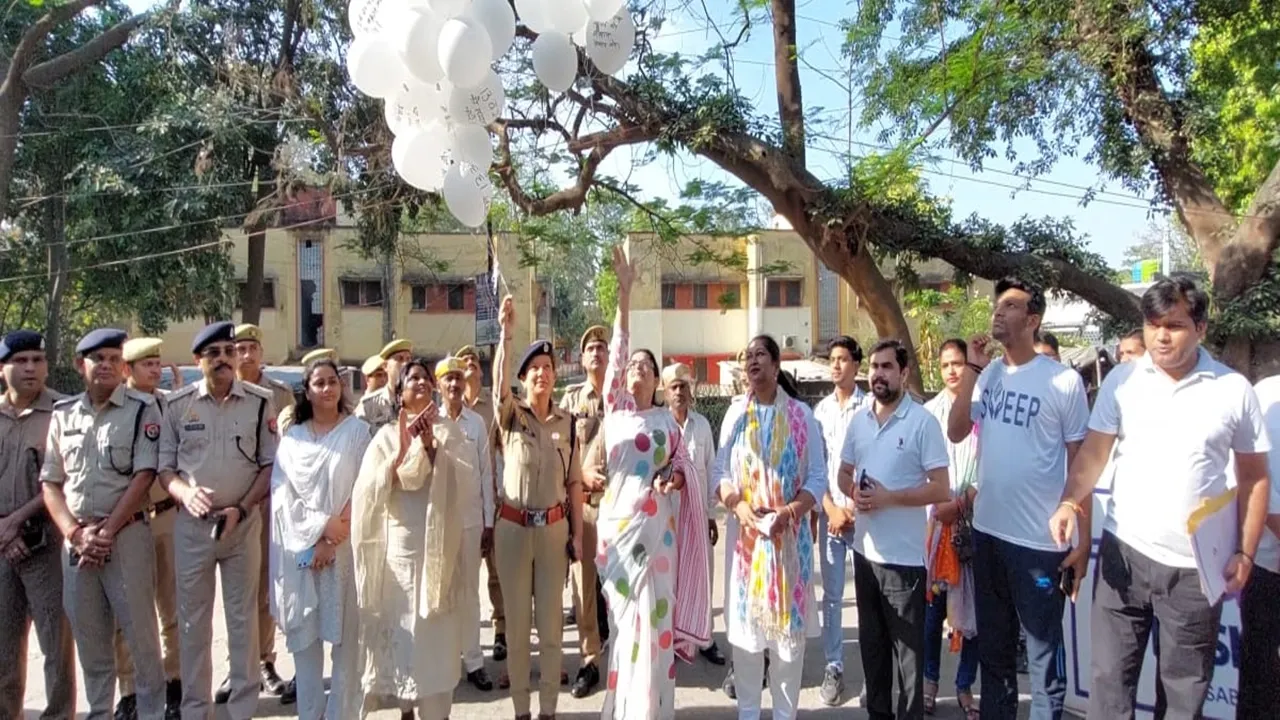 बहराइच: मानव श्रृंखला में अधिकारियों के साथ शहर के लोगों ने दिखाई सहभागिता, मतदान का लिया संकल्प