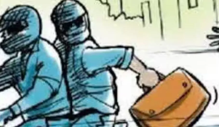 कासगंज: बाइक सवार लुटेरों ने महिला से लूटे एक लाख रुपए, बैंक से जा रही थी घर