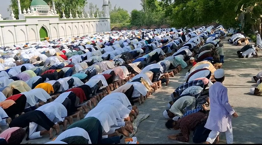 ईद मुबारक: कड़ी सुरक्षा के बीच अदा हुई नमाज, एक-दूसरे को दी बधाई