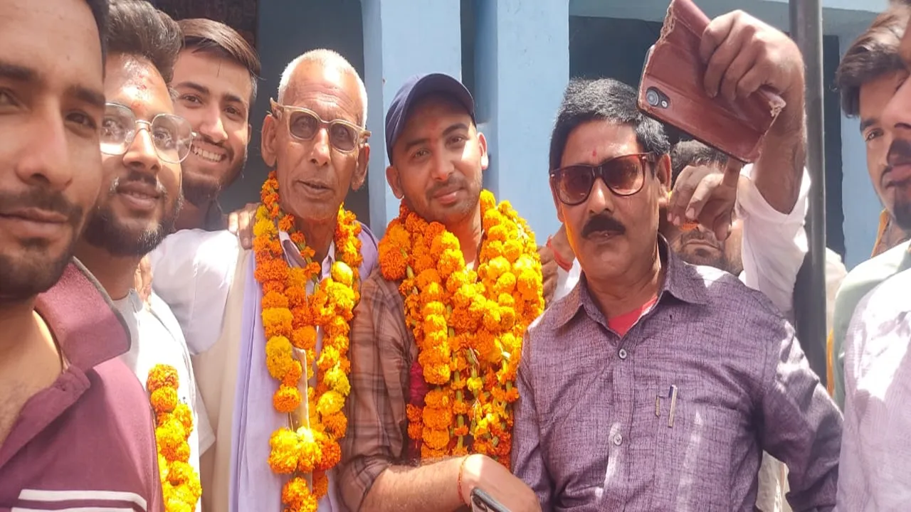 यूपीएससी में बहराइच का परचम लहराने वाले प्रिंस का घर पहुंचने पर हुआ जोरदार स्वागत