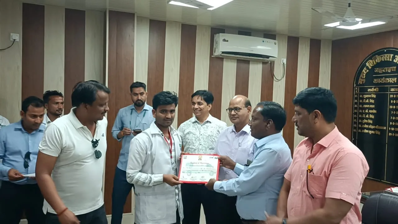 बहराइच: बेहतर कार्य करने वाले ईएमटी को मिला सम्मान, जिले में मनाया गया ईएमटी डे