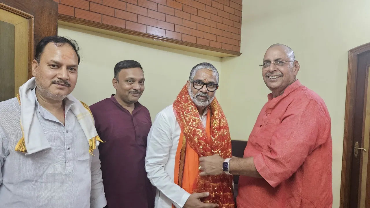पूर्व प्रधानमंत्री चंद्रशेखर के पुत्र नीरज शेखर ने विंध्यधाम में टेका माथा