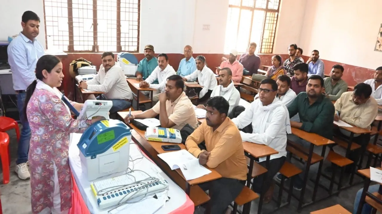 कन्नौज: 11 पीठासीन अधिकारी समेत 22 मतदानकार्मिक गैरहाजिर, वेतन रोकने के निर्देश