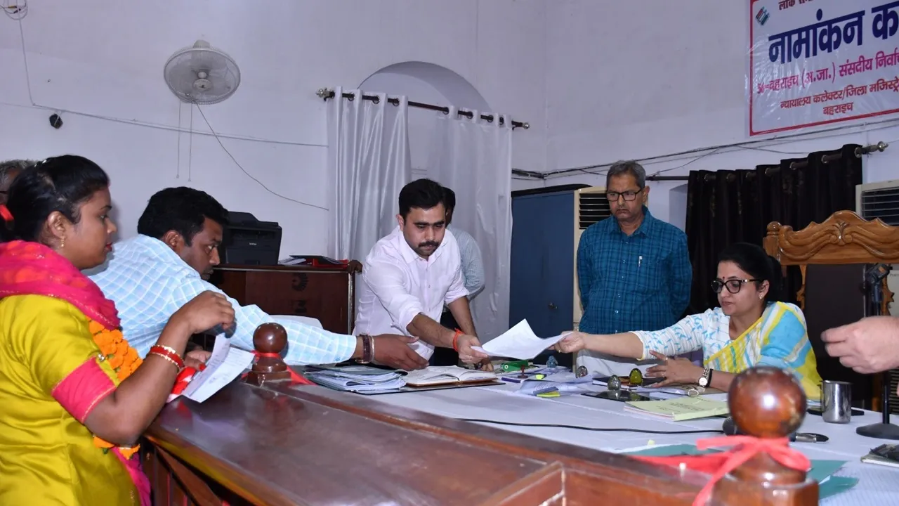 बहराइच: राष्ट्र धारक दल के प्रत्याशी रिंकू साहनी ने दाखिल किया नामांकन 