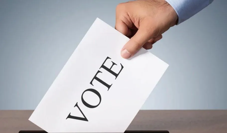 पीलीभीत: खरुआ में पीठासीन अधिकारी पर एक दल को वोट डलवाने का आरोप...डीएम-एसपी पहुंचे, वैदखेड़ा में भी हंगामा