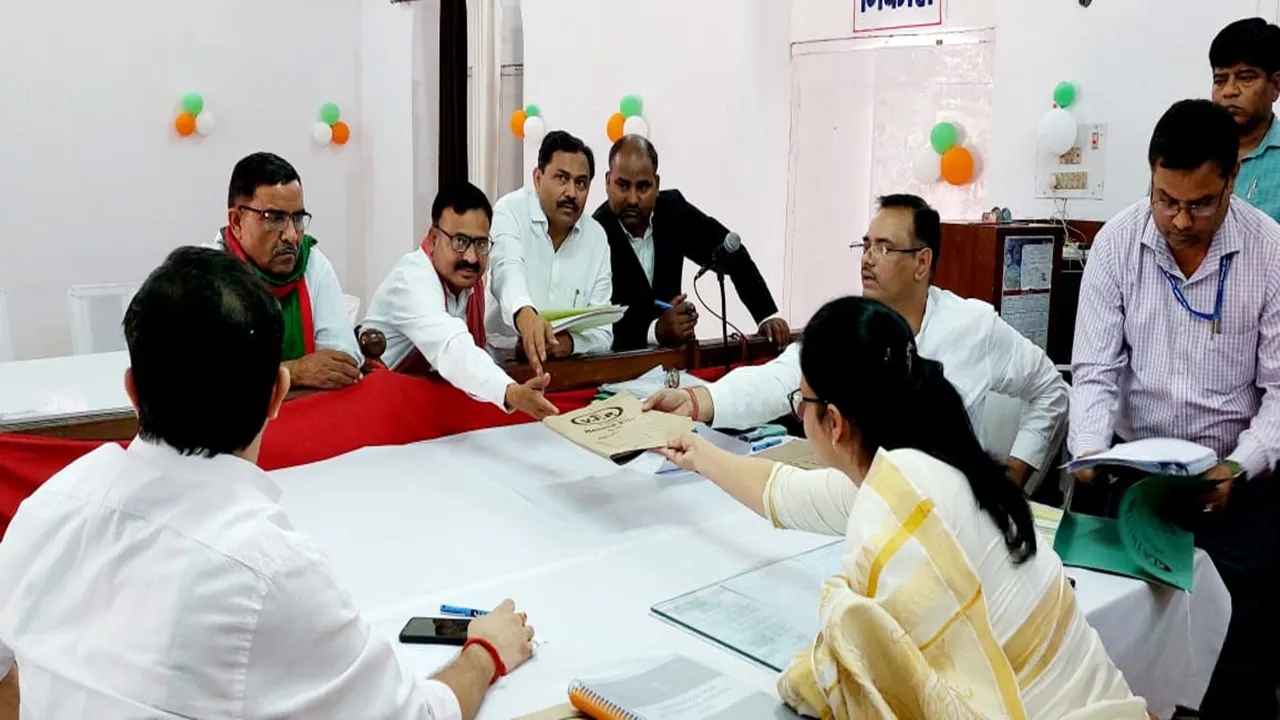 बहराइच: इंडिया गठबंधन और आवाम पार्टी के प्रत्याशी ने किया नामांकन, कही यह बड़ी बात 