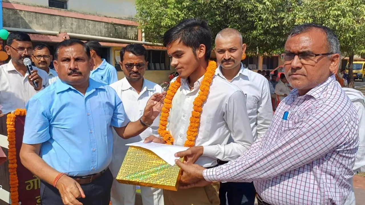 प्रयागराज: पूर्व PM की पत्नी ने प्रदेश में 8वां स्थान पाने वाले छात्र- छात्राओं को किया पुरस्कृत