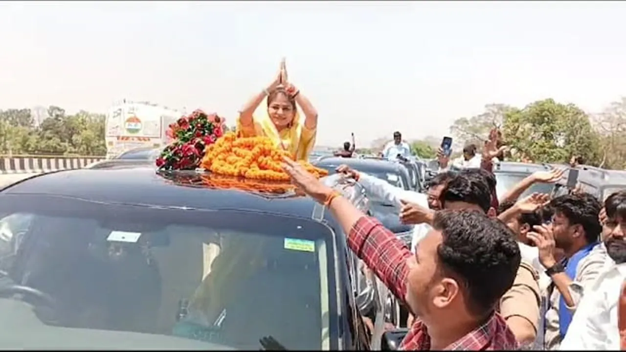 जौनपुर: धनंजय सिंह की पत्नी और बसपा प्रत्याशी श्रीकला ने किया रोड शो, कहा- मेरे पति जेल से बाहर होते तो...