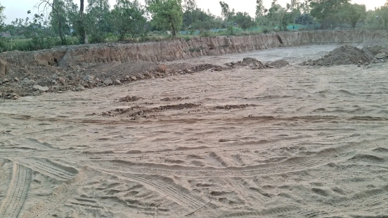 बाराबंकी: खनन माफिया में नहीं है पुलिस का खौफ! चौकी से चंद कदमों की दूरी पर हो रहा अवैध खनन