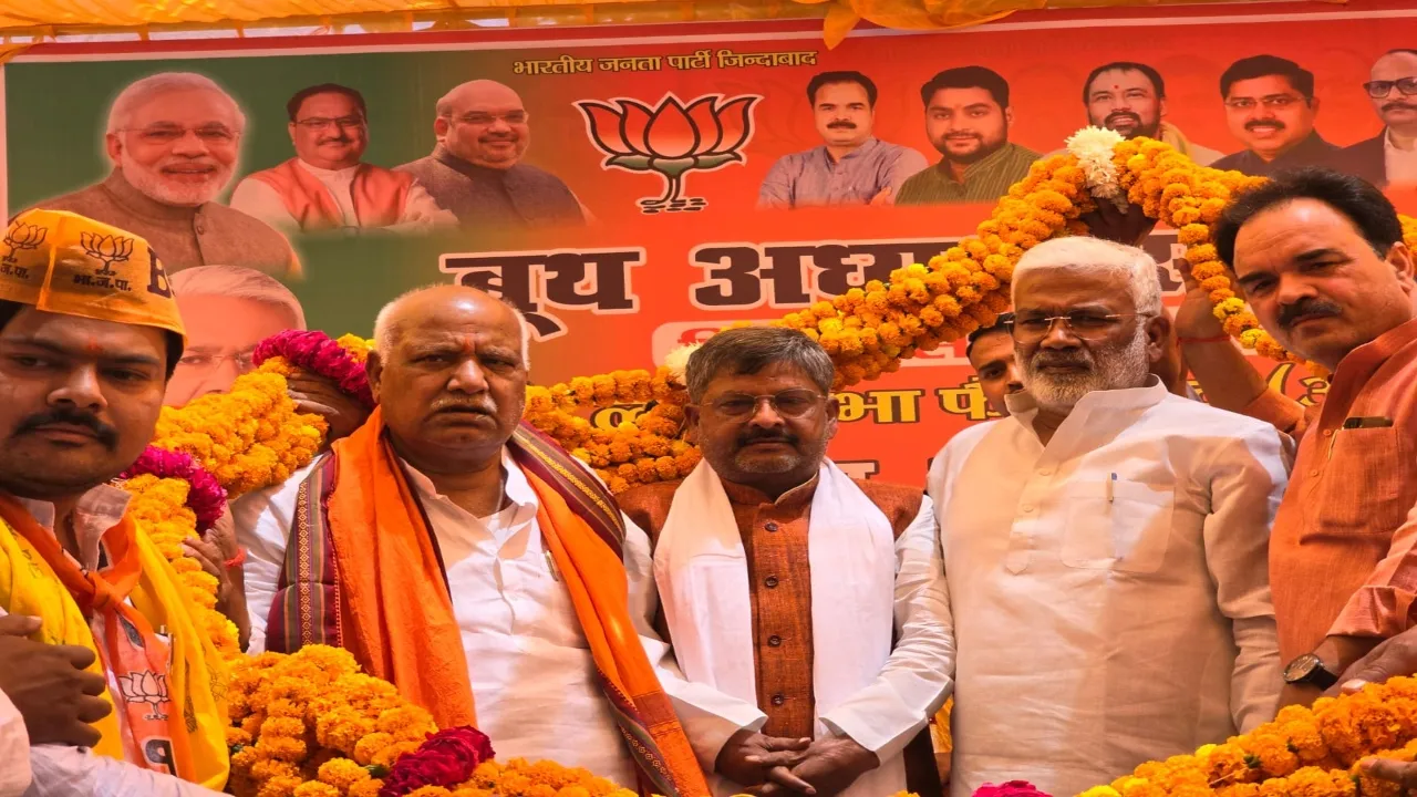 मोदी के होते हुए किसी की औकात नहीं संविधान को हटा दे :स्वतंत्र देव सिंह