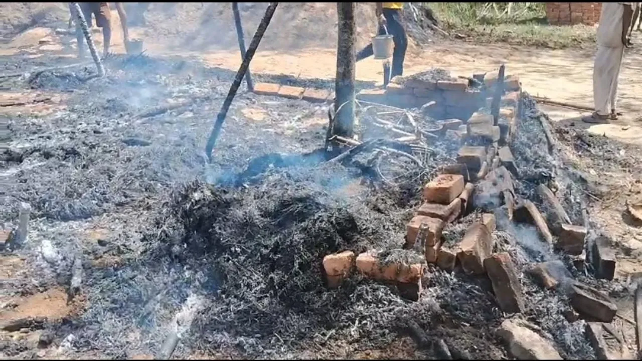 अमेठी: अज्ञात कारणों से लगी आग, तीन घरों की गृहस्थी जलकर राख 
