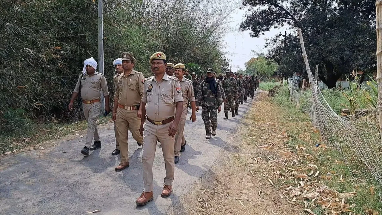 मिर्जापुर: पैरामिलिट्री फोर्स ने नक्सल प्रभावित इलाके में किया रूट मार्च