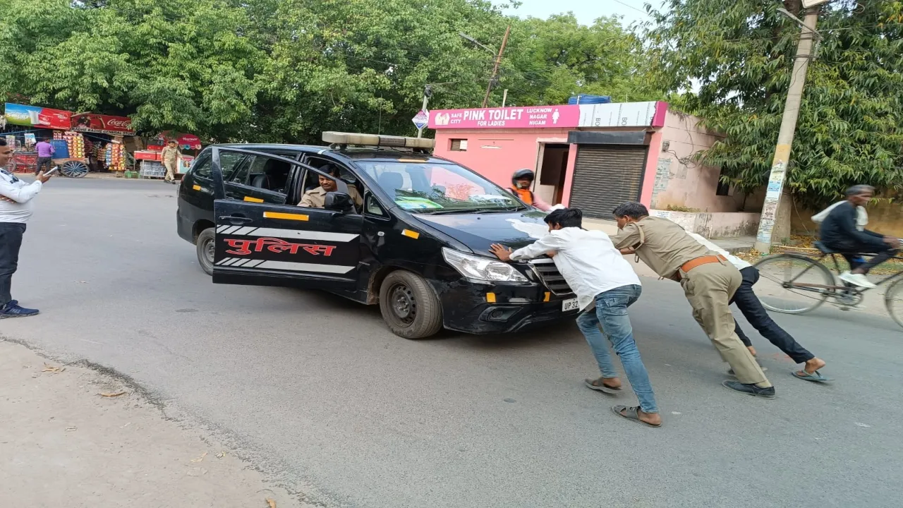 Video: सोशल मीडिया में वायरल हो रहा यूपी 112 वाहन का धक्का लगाते वीडियो, लोग बोले-राम भरोसे..   