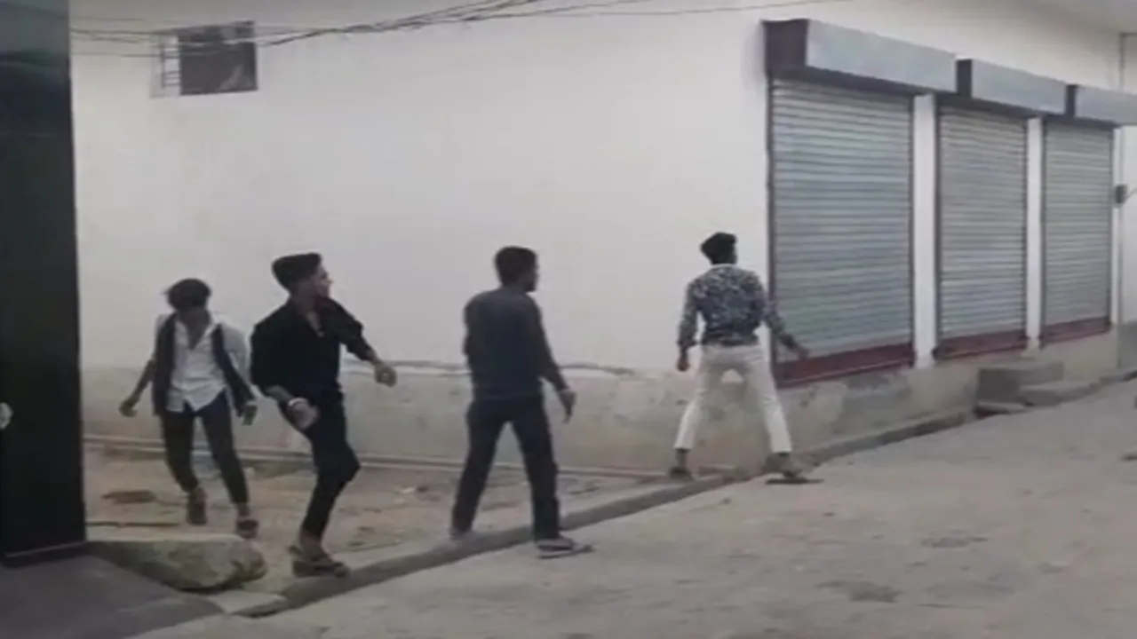 हरदोई: पथराव करते हुए शहर में की गई हवाई फायरिंग, पड़ोसियों ने स्टेटस लगाने पर की पिटाई