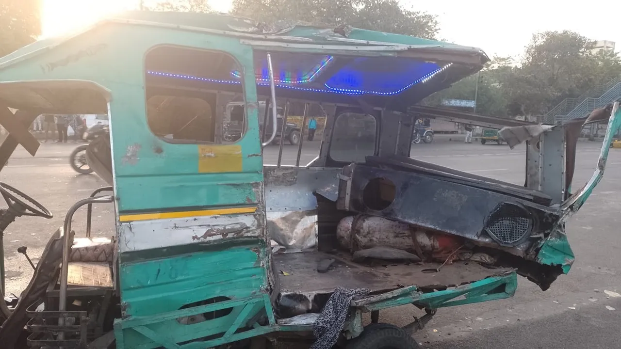 लखनऊ: पीजीआई के गेट पर भीषण सड़क हादसा, दो लोगों की मौत, 10 गंभीर रूप से घायल