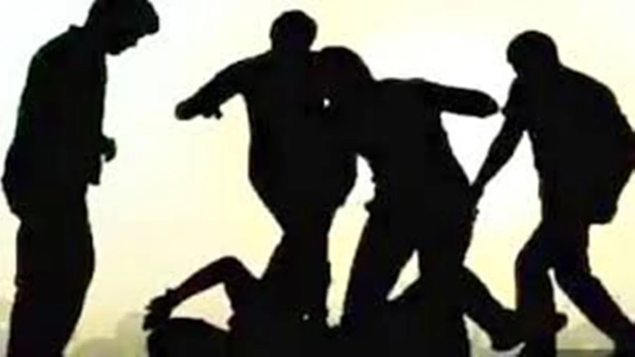 हरदोई: महायज्ञ कराने हरिद्वार से आए संत को पिता-पुत्र ने मोबाइल फेंक कर मारा, गाड़ी भी तोड़ी