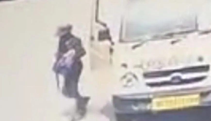 बरेली: लोडर से बच्चे ने नकदी भरा बैग किया चोरी, CCTV में कैद हुई वारदात