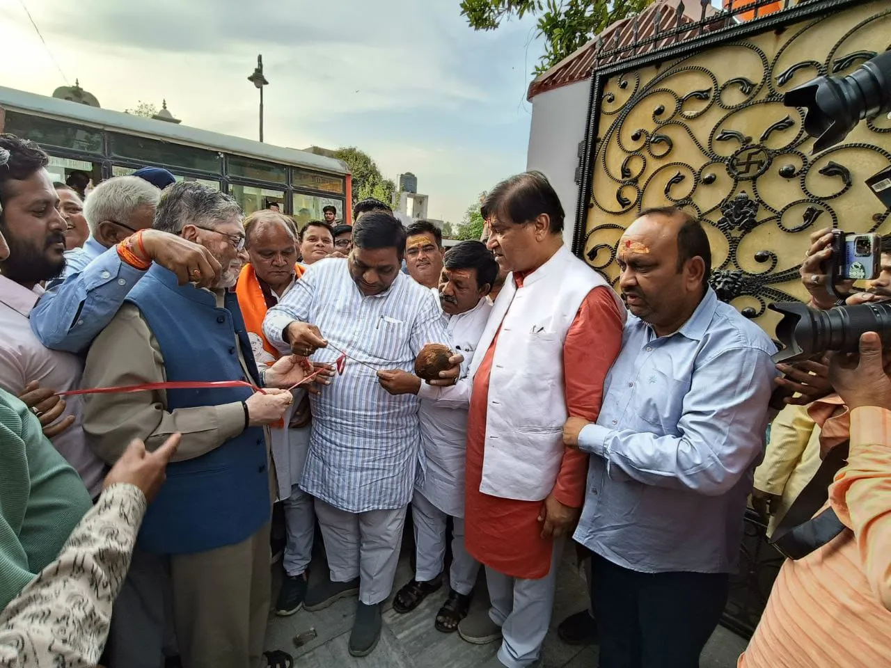 बरेली: संतोष गंगवार ने किया चुनाव कार्यालय का उद्घाटन, कहा- अच्छे बहुमत से जीतेंगे