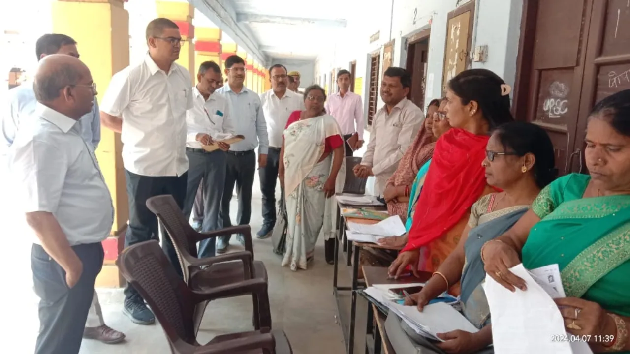 अपर आयुक्त ने सभी बीएलओ को दिया निर्देश,26 अप्रैल तक फार्म-6 भरवाएं 