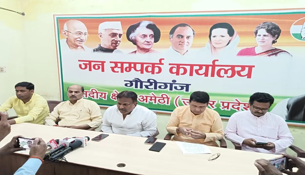 स्मृति ईरानी झूठ की चलती-फिरती दुकान, बोले दीपक सिंह- कांग्रेस की योजनाओं को भाजपा बता रही अपना