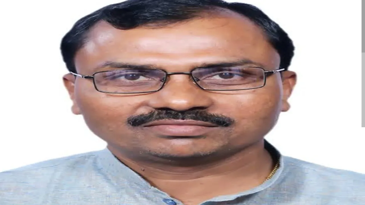  बलरामपुर: हाथी से उतरकर साइकिल पर सवार हुए राम शिरोमणि वर्मा, सपा ने श्रावस्ती लोकसभा क्षेत्र से बनाया उम्मीदवार
