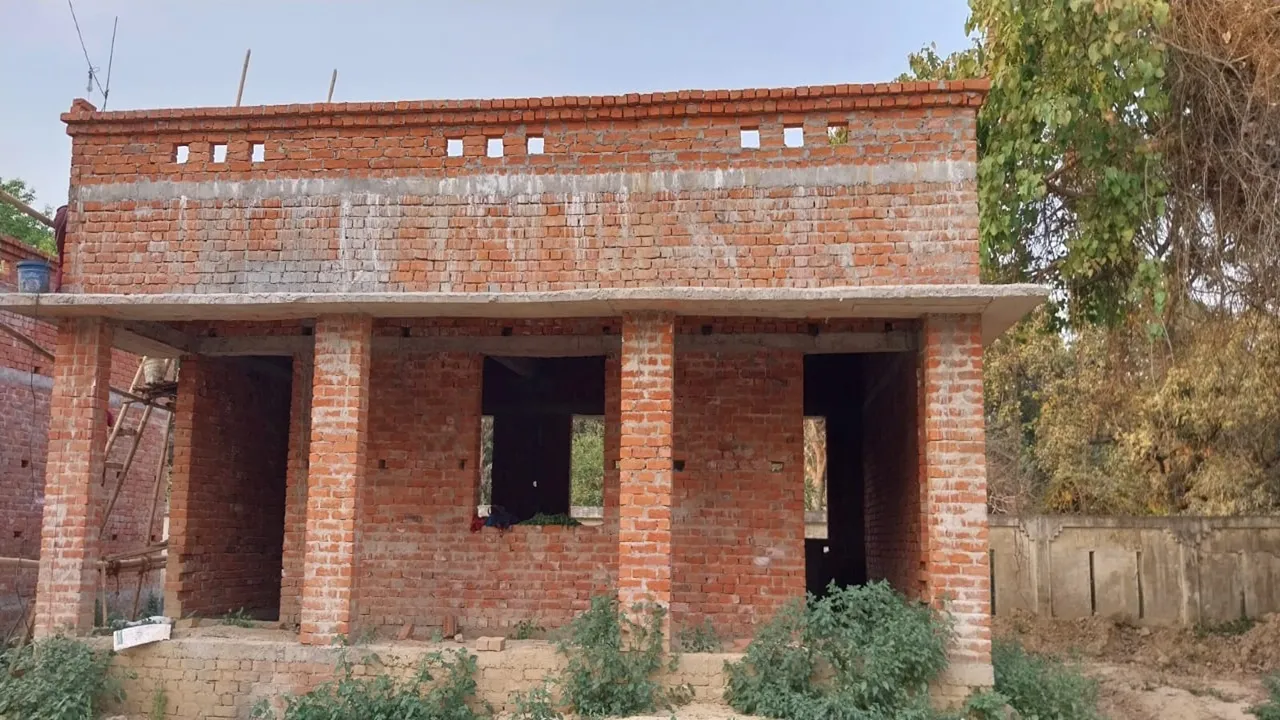 बाराबंकी: घटिया सामग्री से कैसे पूरा होगा प्रोजेक्ट अलंकार, कार्यदाई संस्था पर लगा निर्माण कार्य में धांधली का आरोप