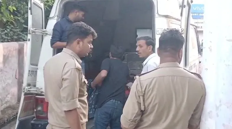 Road Accident: एटा में बड़ा हादसा, डिवाइडर से टकराई बेकाबू कार, दो मासूम समेत चार की मौत