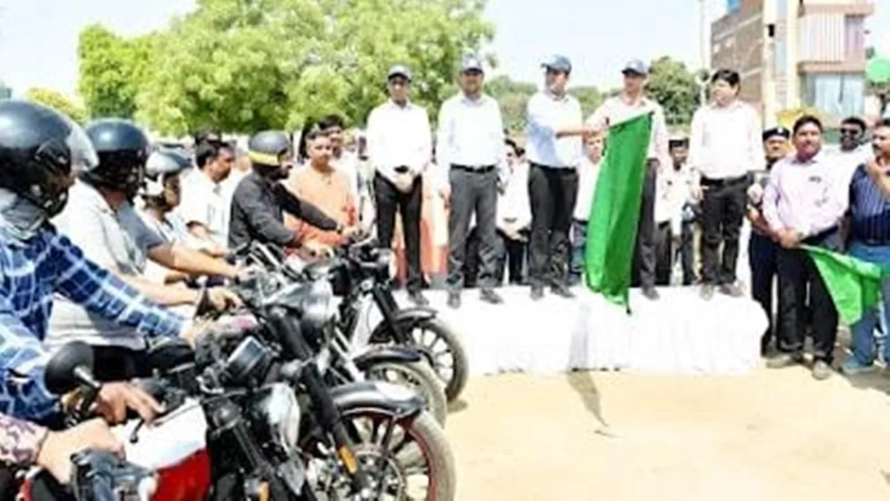 प्रयागराज: शिक्षकों ने बाइक से निकाली मतदाता जाकरुकता रैली, कमिश्नर ने दिखाई हरी झंडी