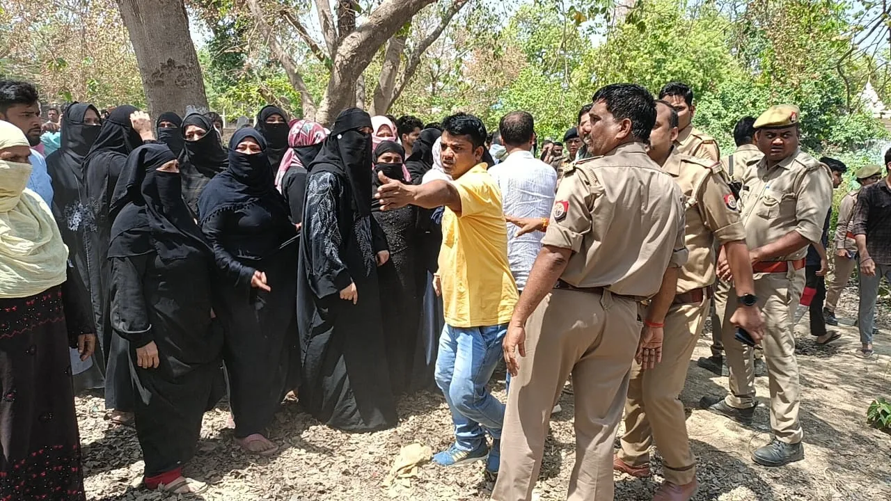 सुलतानपुर: पूजा स्थल को लेकर दो समुदायों में बढ़ा विवाद, पुलिस और प्रशासनिक अधिकारियों ने कराया शांत 
