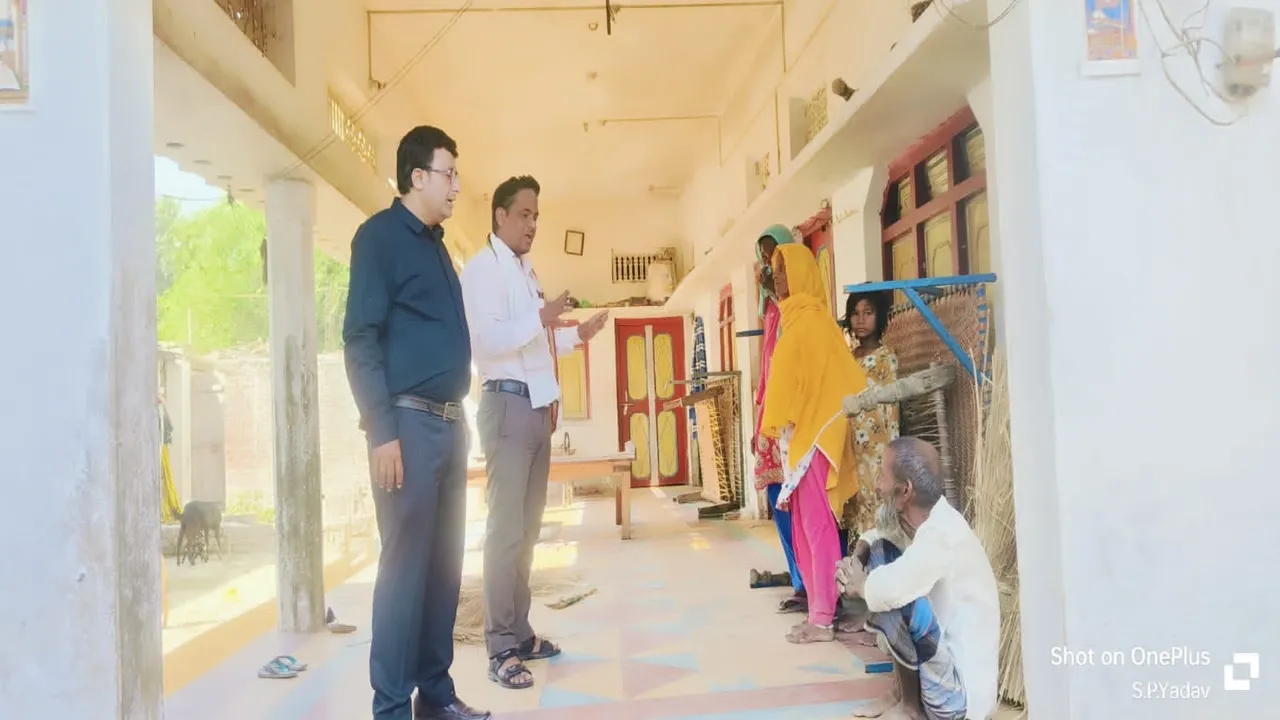 बहराइच: गेहूं कटाई छोड़ो, शिक्षा से नाता जोड़ो.., स्कूल में बच्चों की संख्या बढ़ाने को शिक्षक ने डोर टू डोर किया संपर्क