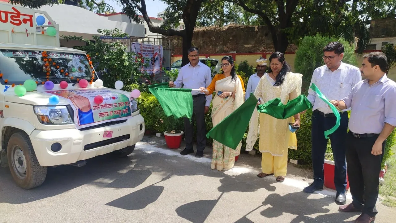 बहराइच: डीएम और व्यय प्रेक्षक ने गैस सिलेण्डर पर चस्पा किये मतदाता जागरूकता स्टीकर