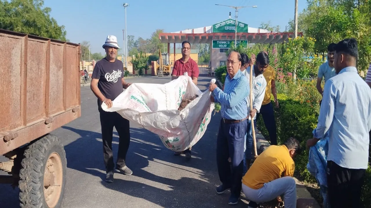 अयोध्या: छात्र-छात्राओं और शिक्षकों की टीम ने चलाया सफाई अभियान, विश्वविद्यालय को क्लीन एंड ग्रीन कैंपस का मिल चुका है अवार्ड 