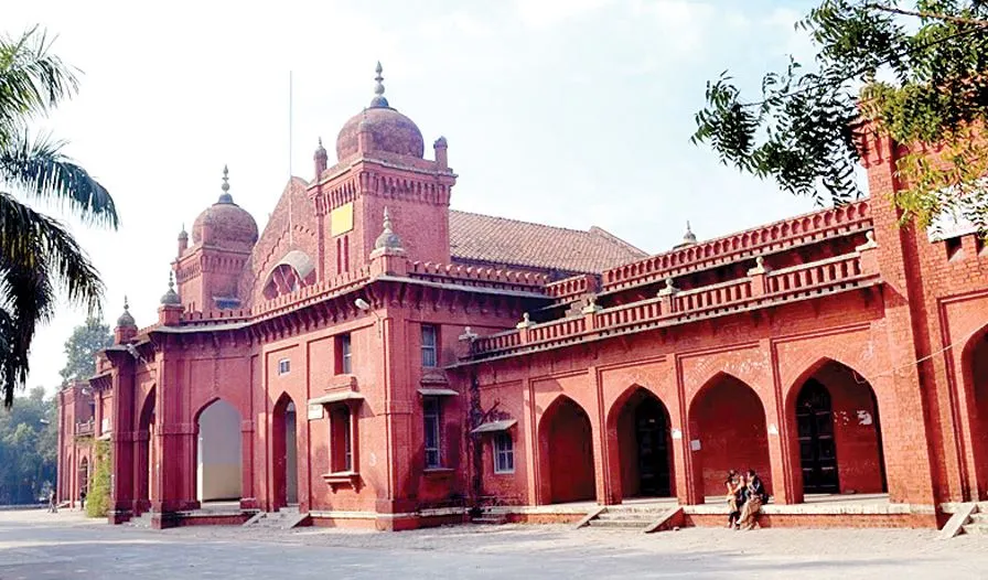 बरेली कॉलेज में शिक्षिकाएं आपस में भिड़ीं, परीक्षा के बंडल को लेकर जमकर हुई कहासुनी