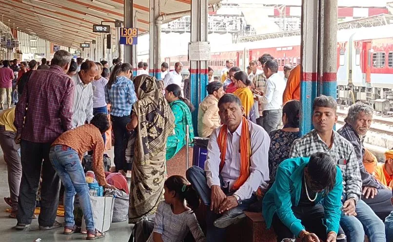 बरेली: समर सीजन में यात्रियों को तकलीफ, ब्लॉक में फंसी राज्यरानी और त्रिवेणी एक्सप्रेस