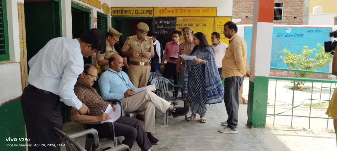 कासगंज: प्रेक्षकों ने बूथों का निरीक्षण कर जानी संवेदनशीलता, मतदान दिवस को लेकर तैयारियों का लिया जायजा 