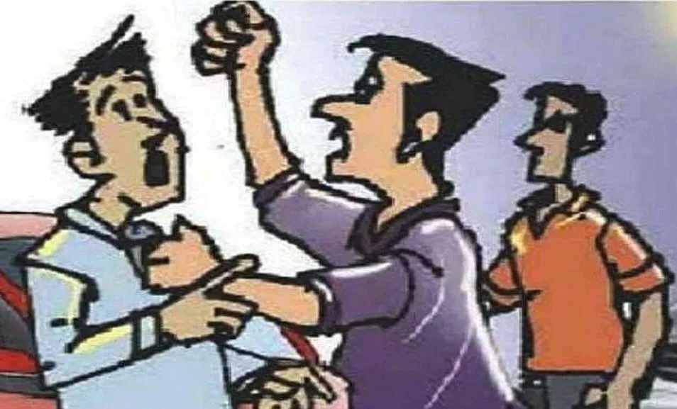 लखीमपुर-खीरी: देशी शराब की दुकान पर बैठे युवक ने आबकारी टीम को लाठी लेकर दौड़ाया, हाथापाई की कोशिश