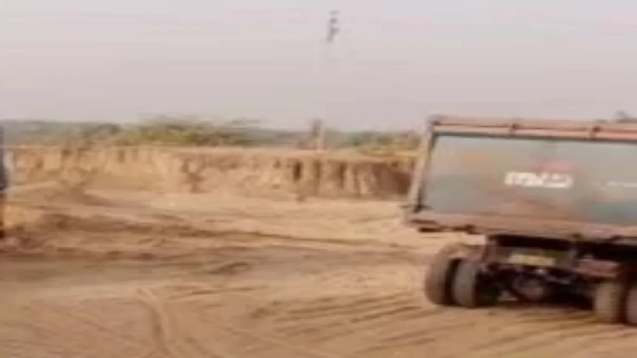 रायबरेली: गंगा एक्सप्रेस पर डंपरो का कहर, तोड़े आठ विद्युत पोल