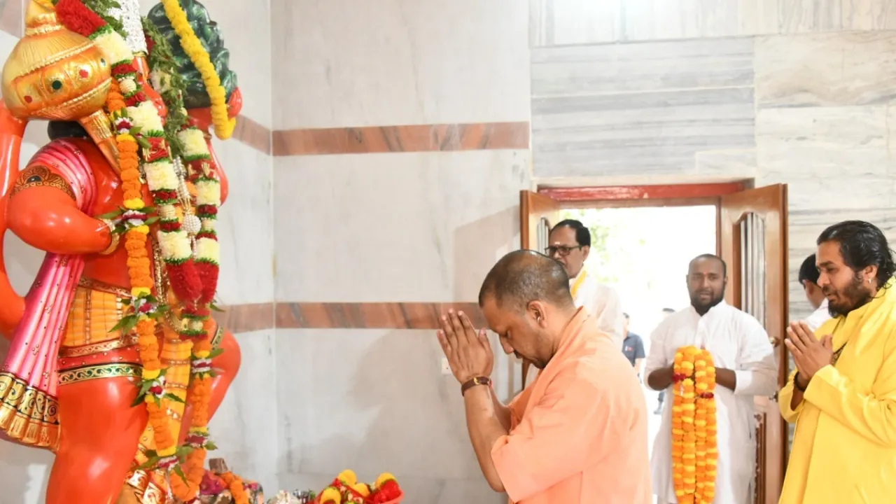 CM योगी ने सभी को दी हनुमान जयंती की शुभकामना, बजरंगबली की उतारी आरती  