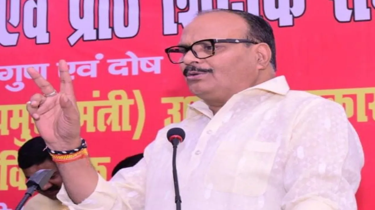 लखनऊ: कई नेता भाजपा में हुए शामिल, ब्रजेश पाठक ने दिलाई सदस्यता   