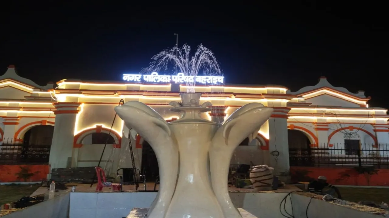 बहराइच: विक्टोरिया लाइट से जगमग हुआ नगर पालिका का पार्क 